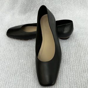 Everlane The 90’s Flat, black Italian leather flat with a 1/2 inch round heel.